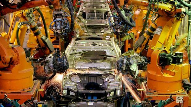 robôs na linha de montagem da Ford