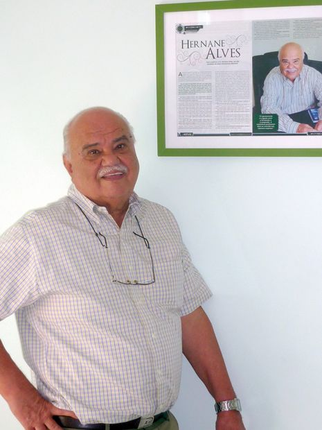 Hernane Alves posa orgulhoso ao lado de reportagem da AutoMOTIVO
