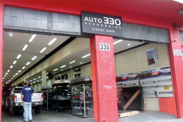 Loja de acessórios Auto 330 na avenida Duque de Caxias