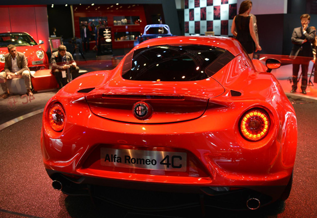 O Alfa Romeo 4C chama a atenção no stand da montadora italiana
