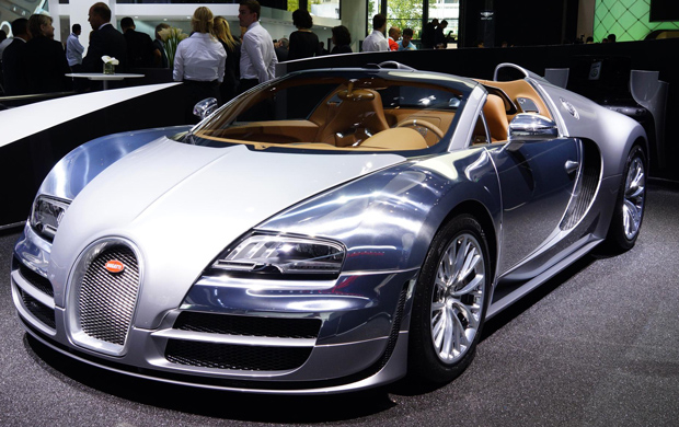 Em alumínio escovado, o Bugatti Veyron Legend Edition Jean Bugatti
