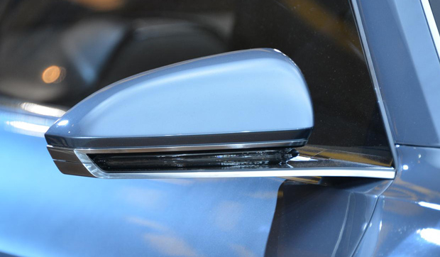 Linhas clean e muito bonuitas no retrovisor do Volvo Concept Coupe