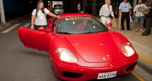 Participantes do Netshop curtem a Ferrari Experience Ride
