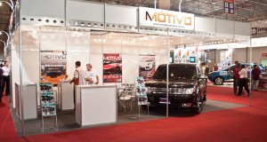 Revista AutoMOTIVO distribui exemplares e expõe carro exclusivo na AutoEsporte Expo Show