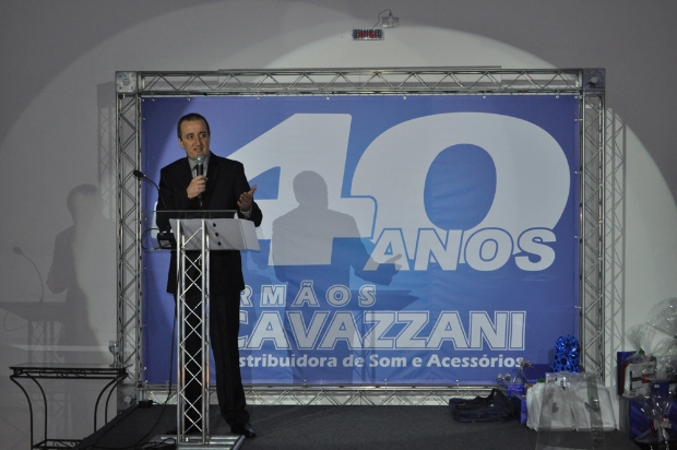 Ricardo Cavazzani, proprietário da empresa, faz discurso no evento de 40 anos de sua distribuidora