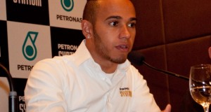 Lewis Hamilton em coletiva de imprensa em São Paulo