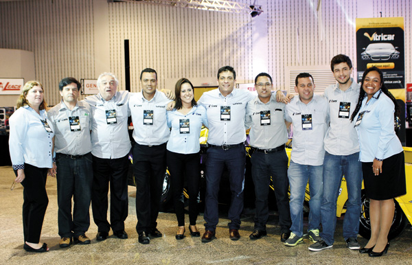 Na foto acima, Welington Vargas (centro) e equipe da distribuidora TWS Automotive reunida para o atendimento da segunda edição do WAAP.