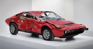 Ferrari antiga e detonada é vendida como arte por R$ 580 mil