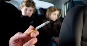 Reino Unido proíbe fumantes em carro com crianças