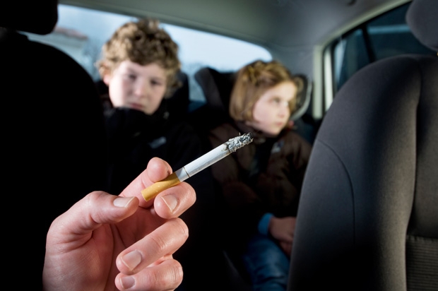 reino unido fumar carro crianças lei