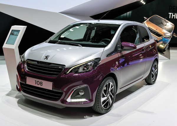 Peugeot  108 - A Peugeot apresentou a nova geração do sub-compacto 108. O carro parece uma miniatura do hatch médio 308 e, na versão Top Convertible, ganha teto retrátil com capota de tecido, com 76 cm de comprimento e 80 cm de largura. O carrinho, de 3,47 metros de comprimento, tem luzes diurnas e faróis com LEDs. No painel, há uma tela de 7 polegadas sensível ao toque que executa as funções multimídia. O 108 deve ser equipado com os motores 1.0 litro de três cilindros de 68 cv e o 1.2 litro de 82 cv, em versões com transmissão automática e manual.