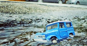Veja um ensaio fotográfico super legal de uma miniatura da Toyota Bandeirante pelos buracos de SP