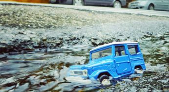 Veja um ensaio fotográfico super legal de uma miniatura da Toyota Bandeirante pelos buracos de SP