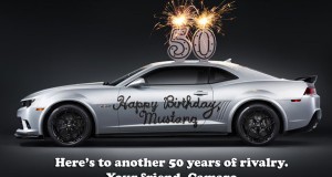 Com muito bom humor, Chevrolet cria cartão com Camaro para parabenizar Ford Mustang pelos 50 anos