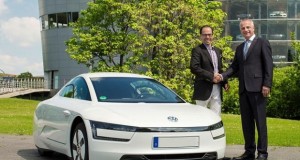 Volkswagen entrega primeira unidade do super-híbrido XL1 a cliente