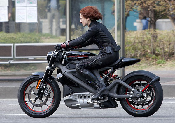Harley Elétrica é vista na filmagem do filme "Vingadores 2"