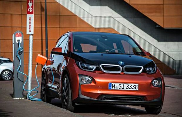 Híbrido, o BMW i3 pode ser carregado na tomada, mas seu motor de combustão interna ainda exige uma parada no posto de combustíveis