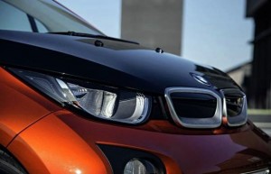 Detalhe da frente do híbrido BMW i3, com destaque para a grade e os farois LED