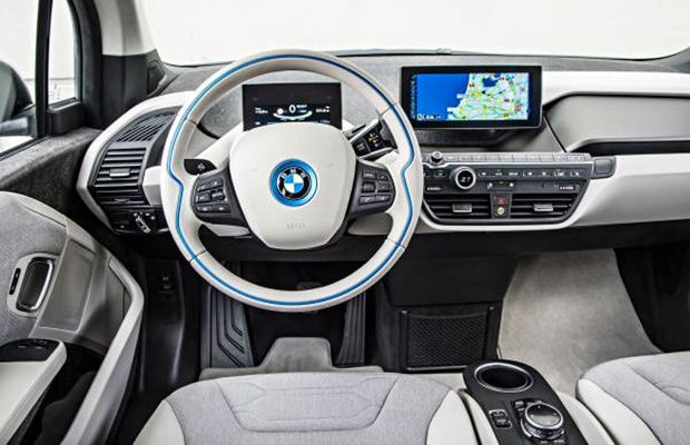 No interior do BMW i3 chamam a atenção o grande porta-objetos, a quantidade de botões no volante e o tamanho da tela multimídia no painel