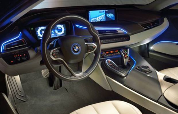 O moderno painel do esportivo híbrido BMW i8 é ergonômico e oferece muitas informações ao motorista