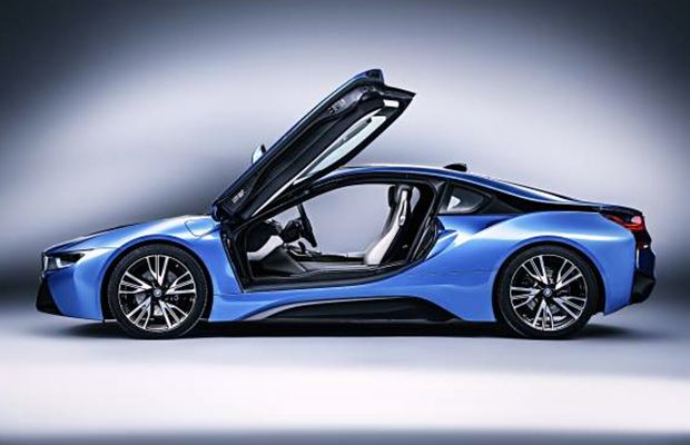 As portas estilo asa de gaivota são um dos destaques de estilo do esportivo híbrido BMW i8