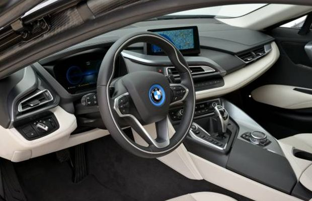 Vista do volante e do painel do belo esportivo híbrido BMW i8
