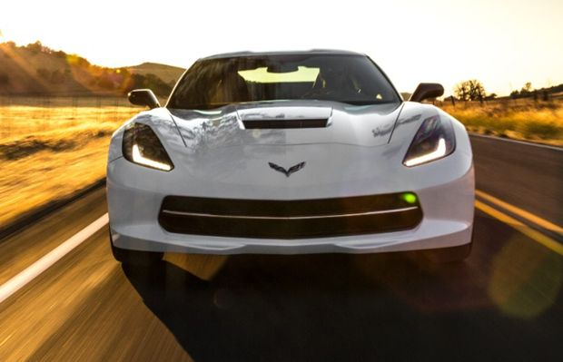A Chevrolet Corvette 2015 mantém a frente agressiva dos outros anos