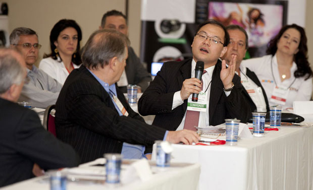O Dr Rogerio Akira da Secretaria da Fazenda do Estado de São Paulo interagiu com os participantes do 1º Fórum do Mercado de Som e Acessórios promovido pela revista AutoMOTIVO
