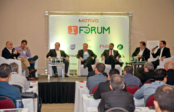 Painel de debate entre distribuidores de som e acessórios no 1º Fórum do Mercado de Som e Acessórios promovido pela revista AutoMOTIVO