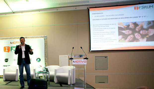 Palestra do executivo Rodrigo Pereira durante o 1º Fórum do Mercado de Som e Acessórios promovido pela revista AutoMOTIVO