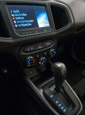 Painel com o MyLink e console do Chevrolet Prisma