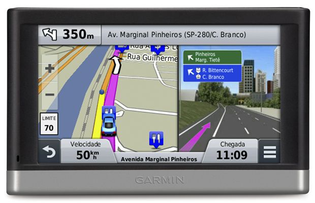 Tela do navegador GPS Garmin  Nuvi 2417 mostra placas além de mapas