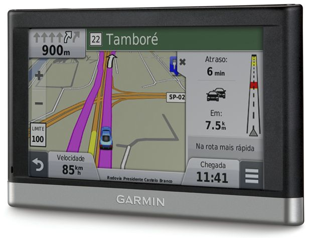 Além de sugerir rotas alternativas, o GPS Garmin Nuvi 2417 calcula atrasos