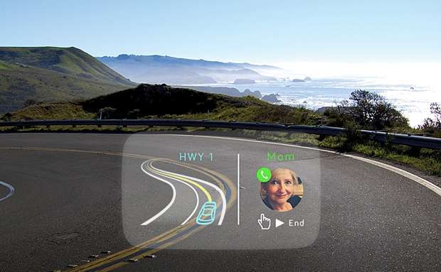 O Navdy projeta no parabrisas mais de uma informação ao mesmo tempo, como o GPS e uma ligação no smartphone