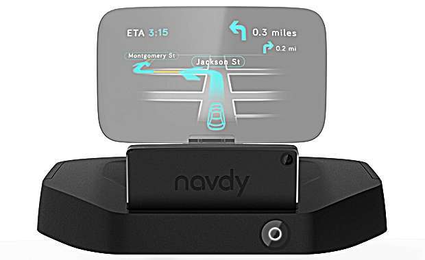 O Navdy vem equipado com Bluetooth,  câmera que permirte reconhecer gestos, viva voz, cabo de ligação com a central do veículo e muito mais