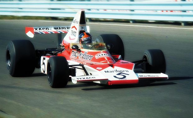 Emerson Fittipaldi ao volante da McLaren M23 com a qual conquistou o bicameonato da Fórmula 1 em 1974