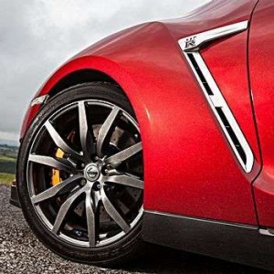 Detalhe lateral dianteira do esportivo Nissan GT-R. As rodas de 20 polegadas permitem perceber os discos de 15,4 polegadas dos freios Brembo