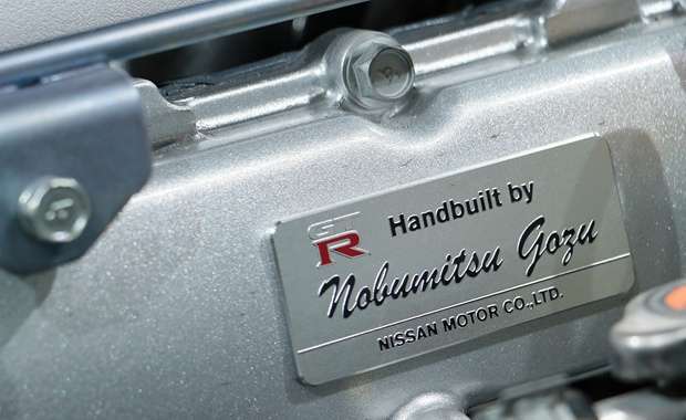 Placa com o nome do "takumio", especialista responsavel pela miontagem do motor do Nissan GT-R