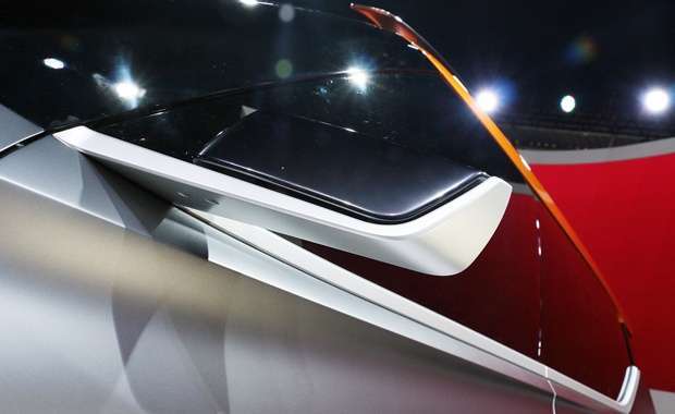 O belo espelho do Nissan Kicks Concept  parece flutuar graças a um suporte em alumínio, que combina com frisos no mesmo tom