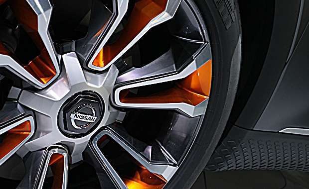 Detalhe da roda e da soleira revestida com borracha texturizada  do Nissan Kicks Concept 