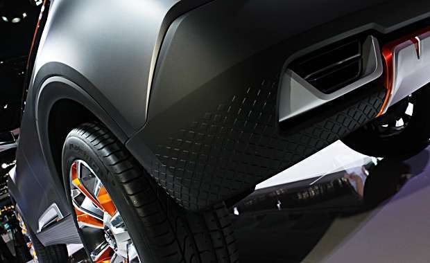  Na traseira, do Nissan Kicks Concept , a aplicação de borracha texturizada combina com a saia com detalhes em tom alumínio