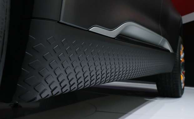 As soleiras das portas do Nissan Kick Concept revestidas em borracha texturizada agregam agressividade e ajudam a transmitir a sensação visual de maior vão livre do solo