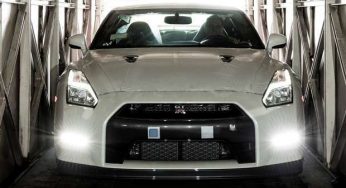 Godzila, o Nissan GT-R destaque do Salão, é branco e já chegou ao Brasil
