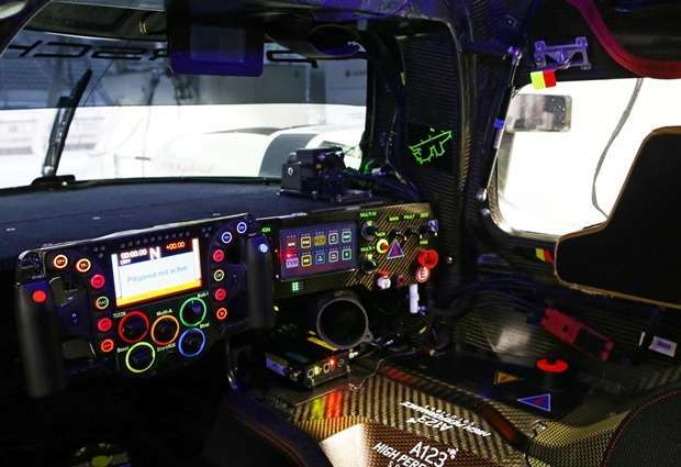Interior do cockpit do Porsche 919 Hybrid 