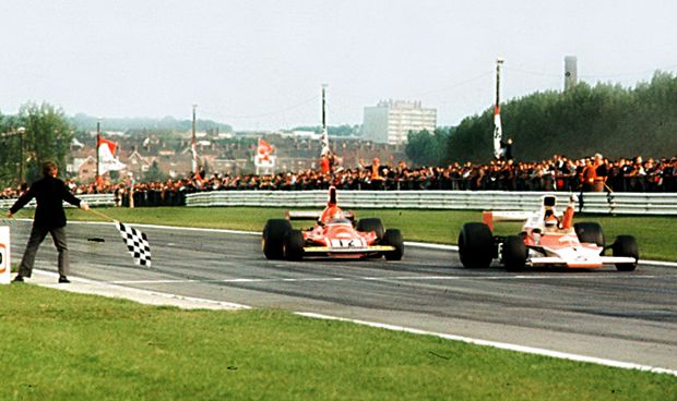 Emerson Fittipaldi ao volante da McLaren M23 com a qual conquistou o bicameonato da Fórmula 1 em 1974