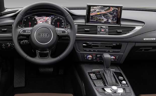 Detalhe do painel do Audi S7 modelo 2016