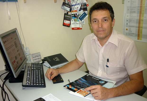 O representante comercial Clóvis Toffoli, especializado em acessórios automotivos