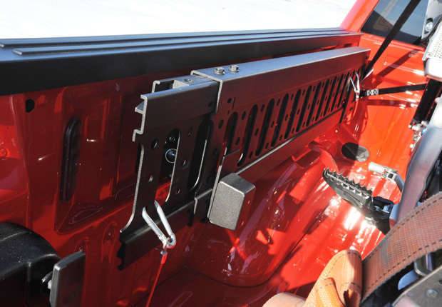 A rampa fixada à parte interna da caçamba da pick-up Ford F150 e os pontos  para ancoragem de cargas
