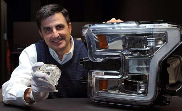 Engenheiro da Ford mostra o conjunto do farol da pick-up F150 e a lâmpada de LED usada nele