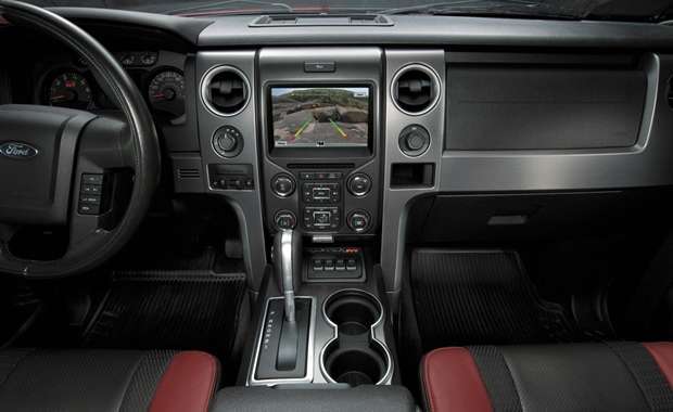 O interior da pick-up Ford F-150 SVT Raptor inclui equipamentos como uma grande tela multifunção